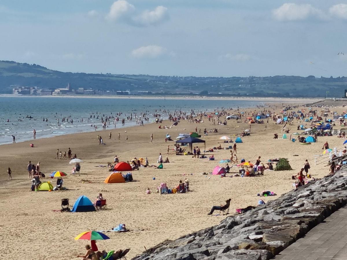 Sea Escape The Tardiis Beachfront Location Aberavon Beach Sea Views Driveway Parking Port Talbot Exterior photo