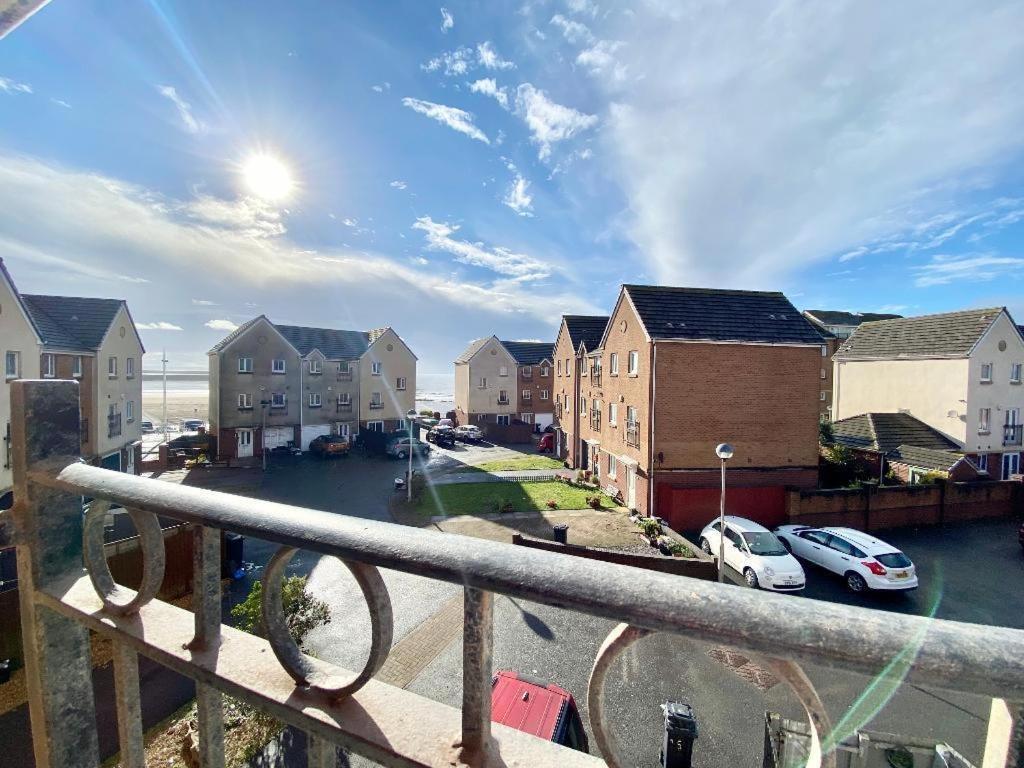 Sea Escape The Tardiis Beachfront Location Aberavon Beach Sea Views Driveway Parking Port Talbot Exterior photo