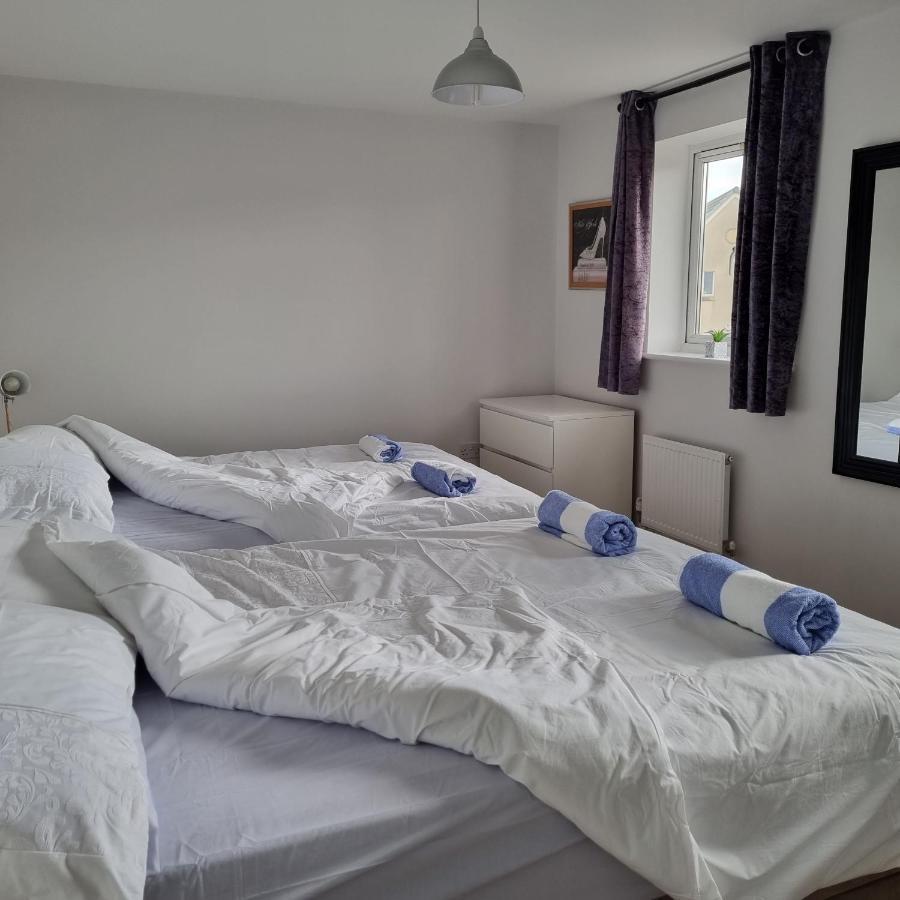 Sea Escape The Tardiis Beachfront Location Aberavon Beach Sea Views Driveway Parking Port Talbot Exterior photo