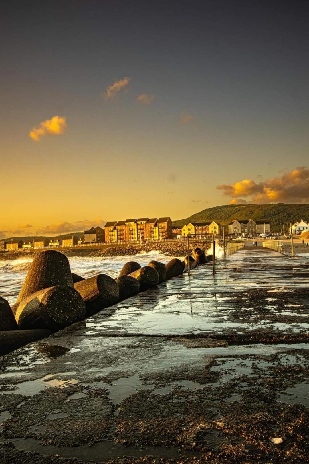 Sea Escape The Tardiis Beachfront Location Aberavon Beach Sea Views Driveway Parking Port Talbot Exterior photo