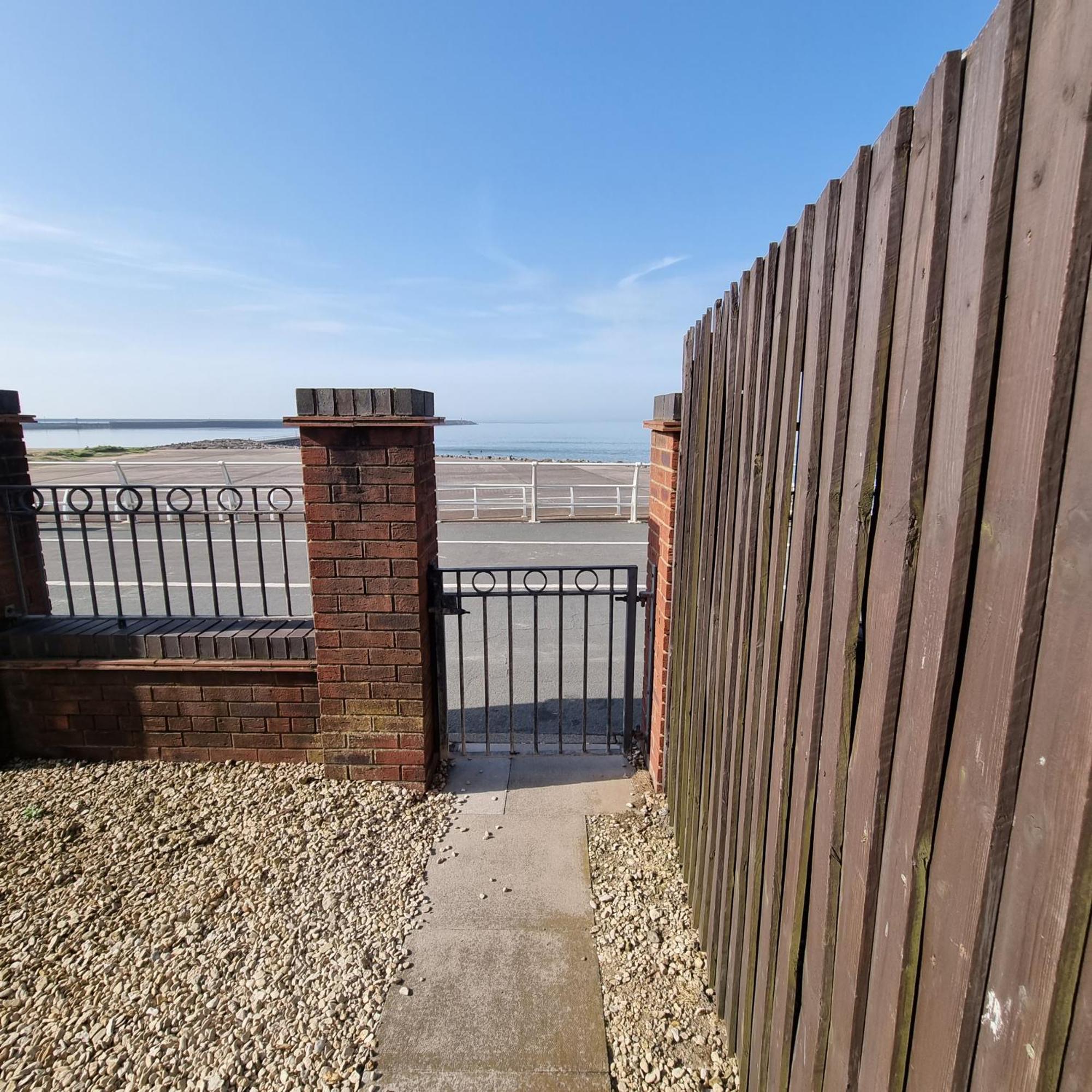 Sea Escape The Tardiis Beachfront Location Aberavon Beach Sea Views Driveway Parking Port Talbot Exterior photo