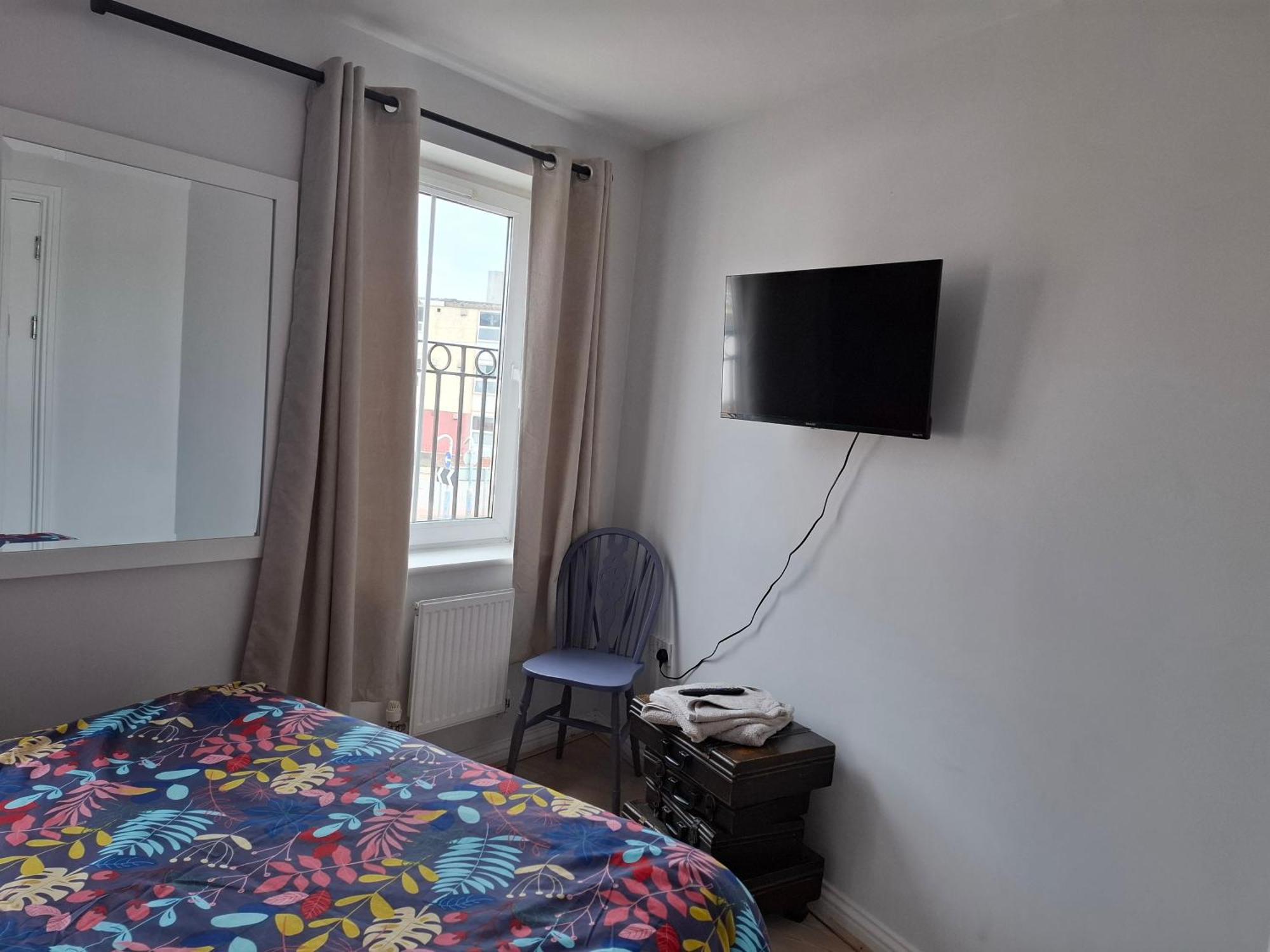 Sea Escape The Tardiis Beachfront Location Aberavon Beach Sea Views Driveway Parking Port Talbot Exterior photo